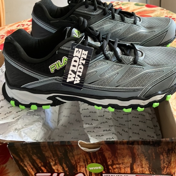Fila NWT Men size 10.5 WIDE 4E All Terrain Vitality 19 RARE NEW - Picture 1 of 12